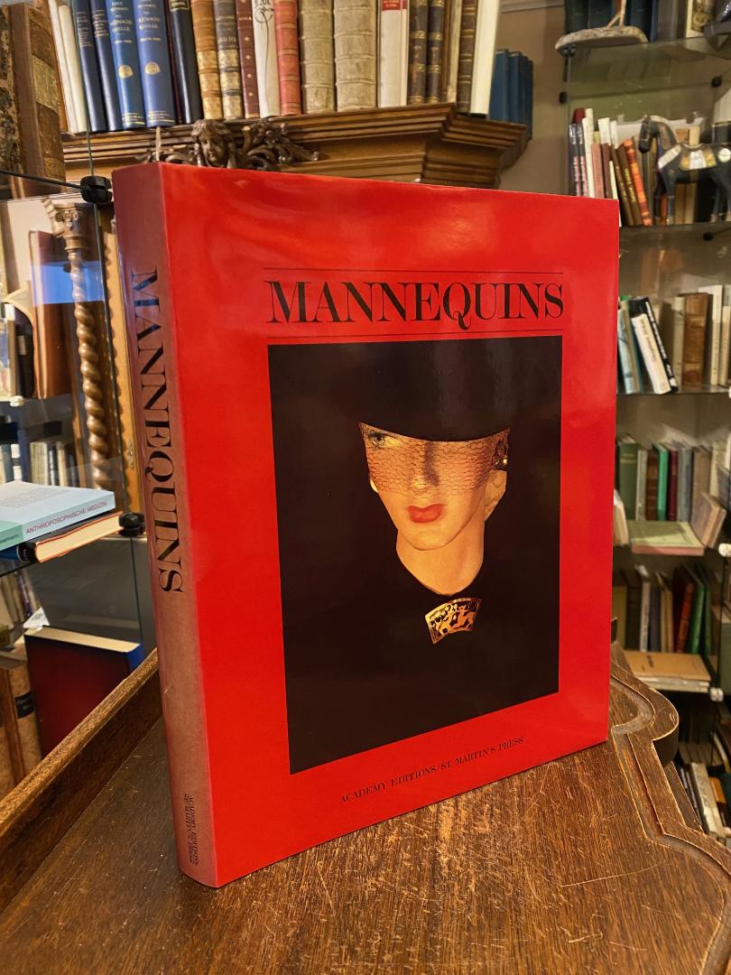 Parrot, Mannequins.